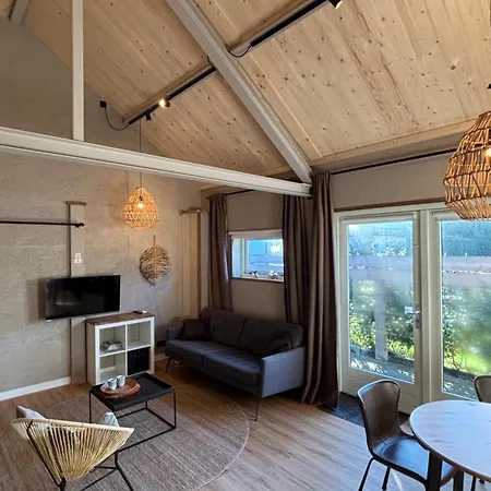 Saltea House アパート ノールトウェイク